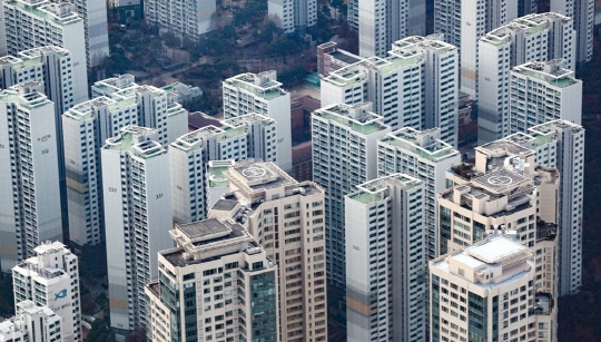 정부가 최대 관심사로 떠오른 1주택자 종부세 추가 완화 여부와 관련해 전혀 검토하지 않겠다는 입장을 밝혔다. 서울 송파구 잠실 롯데월드타워에서 바라본 인근 아파트 단지 모습.<연합뉴스>